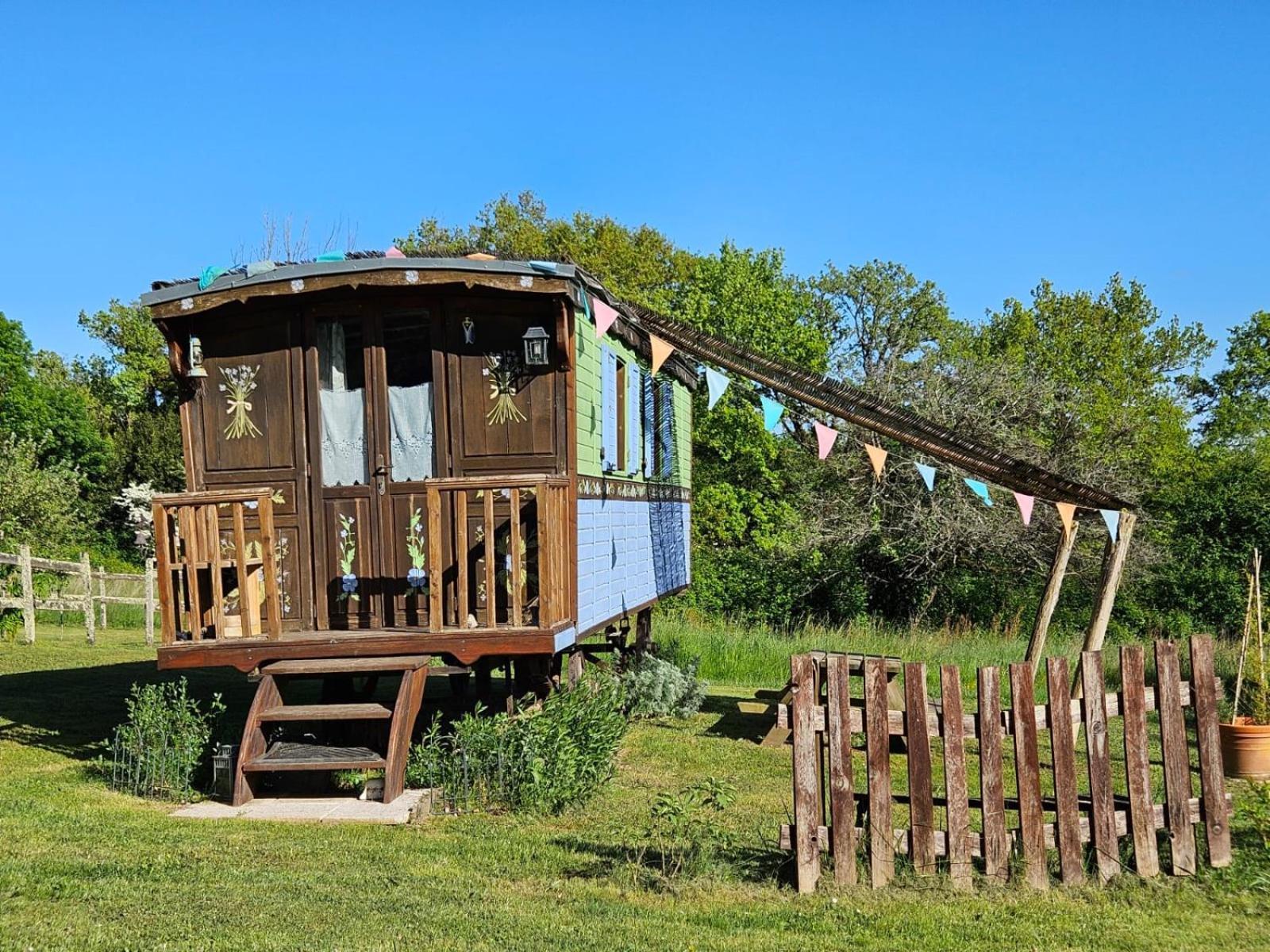 Roulotte Fleur Des Champs Villa Sigalens Екстериор снимка